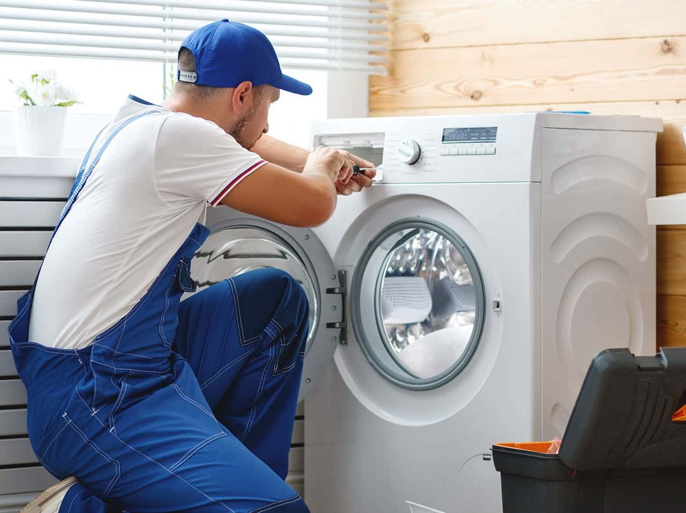 Técnico reparando electrodoméstico Whirlpool en Navalmanzano